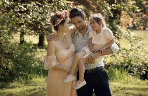 photographe grossesse Grenoble. Séance photo maternité en extérieur en famille