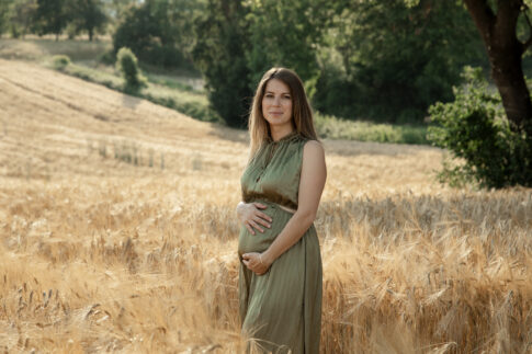Photographe de grossesse à Grenoble dans la nature